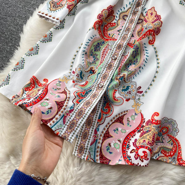 Värviline naiste kleit klassikalise krae ja vööga