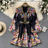 Värvilise aplikatsiooni ja spitsikaelusega naiste kleit