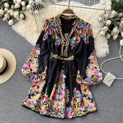 Värvilise aplikatsiooni ja spitsikaelusega naiste kleit