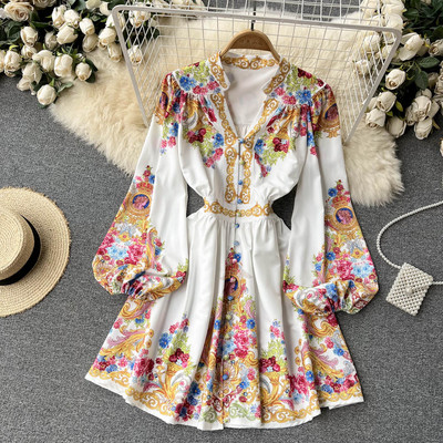 Värvilise aplikatsiooni ja spitsikaelusega naiste kleit