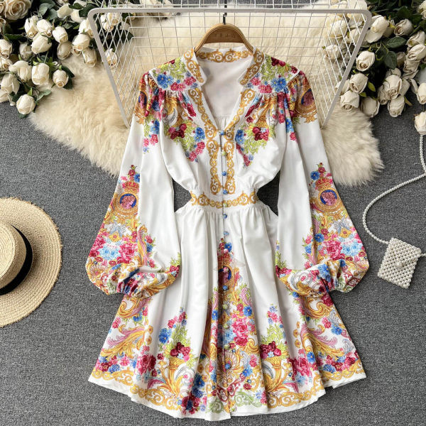 Värvilise aplikatsiooni ja spitsikaelusega naiste kleit