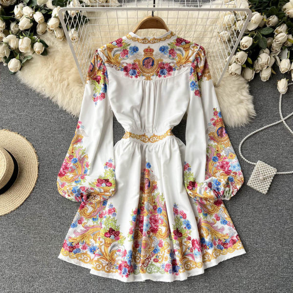 Värvilise aplikatsiooni ja spitsikaelusega naiste kleit