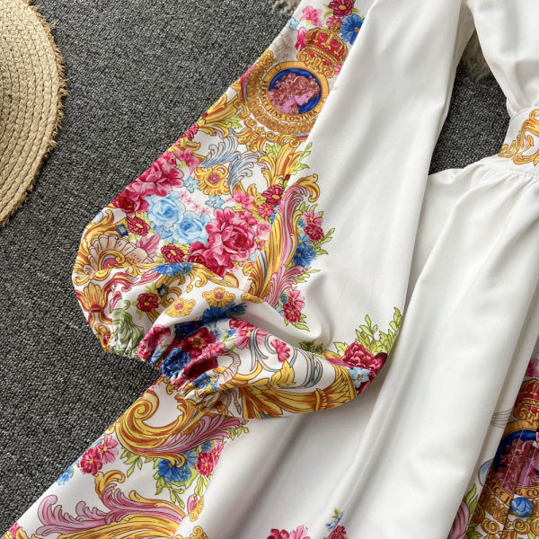 Värvilise aplikatsiooni ja spitsikaelusega naiste kleit