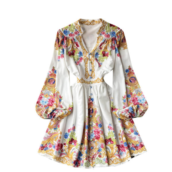 Värvilise aplikatsiooni ja spitsikaelusega naiste kleit