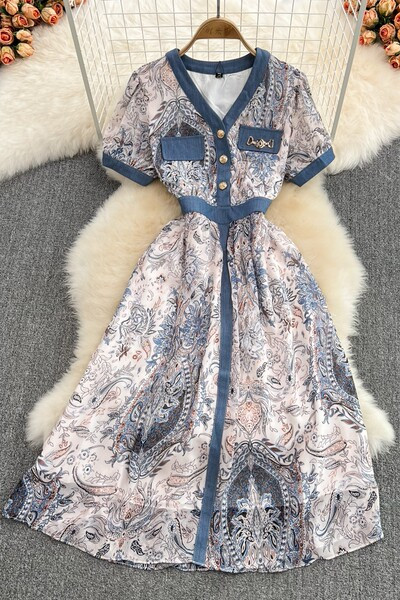 Värviline naiste nööpidega kleit