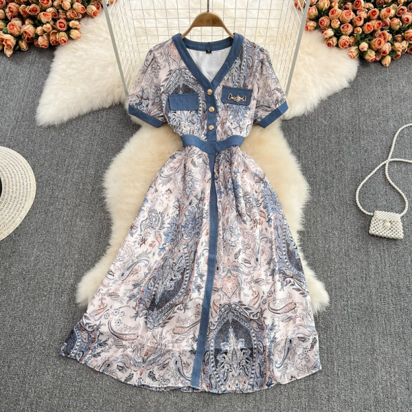 Värviline naiste nööpidega kleit