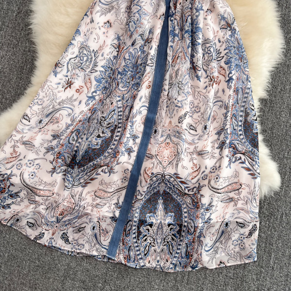 Värviline naiste nööpidega kleit