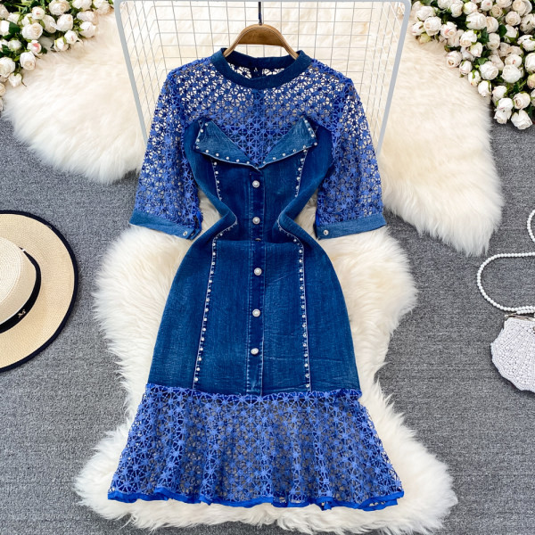 Moodne pärlite ja pitsiga teksakleit