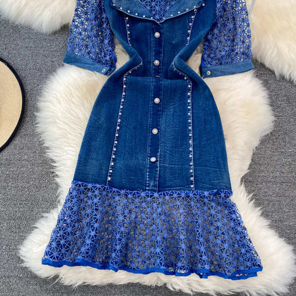 Moodne pärlite ja pitsiga teksakleit