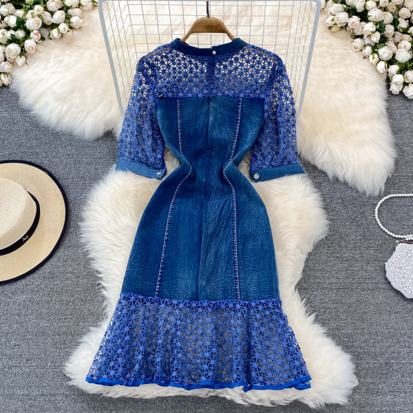 Moodne pärlite ja pitsiga teksakleit