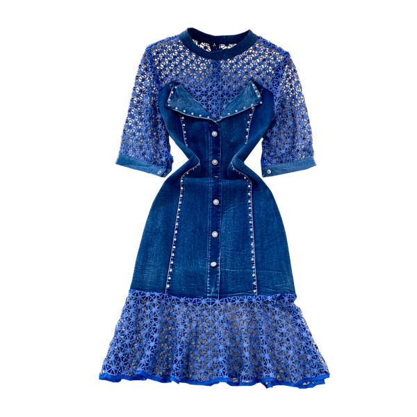 Moodne pärlite ja pitsiga teksakleit