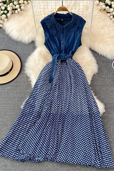 Naiste pikk täpiline kleit vööga