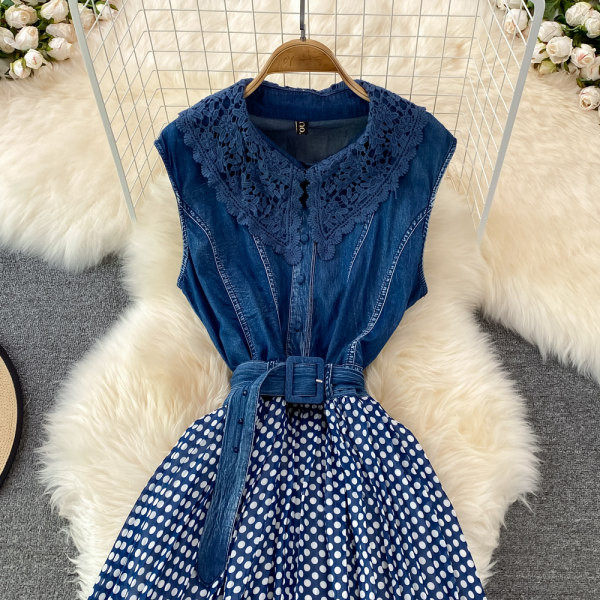 Naiste pikk täpiline kleit vööga