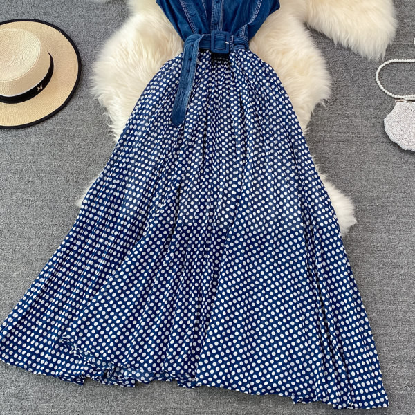 Naiste pikk täpiline kleit vööga