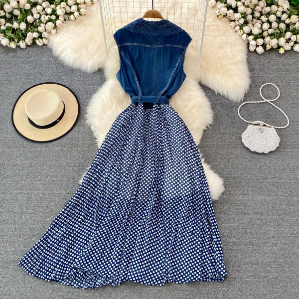 Naiste pikk täpiline kleit vööga