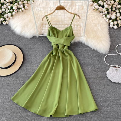 Stiilne naiste kleit õhukeste rihmadega lõikega mudel