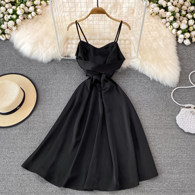 Stiilne naiste kleit õhukeste rihmadega lõikega mudel