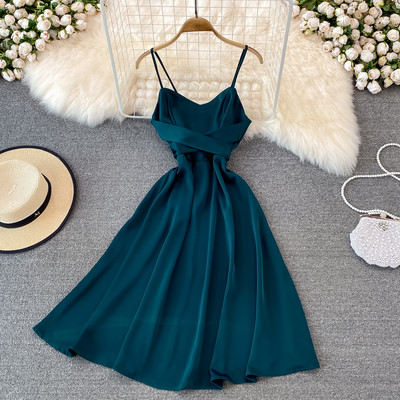 Stiilne naiste kleit õhukeste rihmadega lõikega mudel