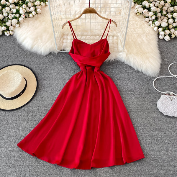 Stiilne naiste kleit õhukeste rihmadega lõikega mudel