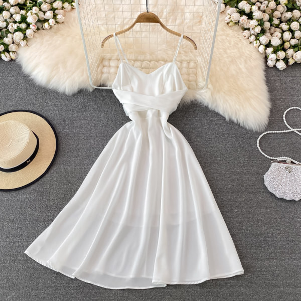 Stiilne naiste kleit õhukeste rihmadega lõikega mudel