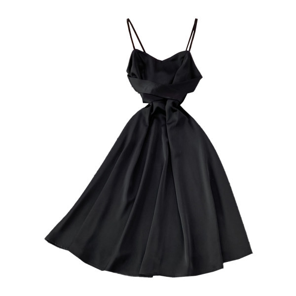 Stiilne naiste kleit õhukeste rihmadega lõikega mudel