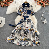 Lillemustri ja lühikeste varrukatega naiste kleit