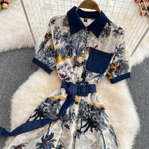 Lillemustri ja lühikeste varrukatega naiste kleit