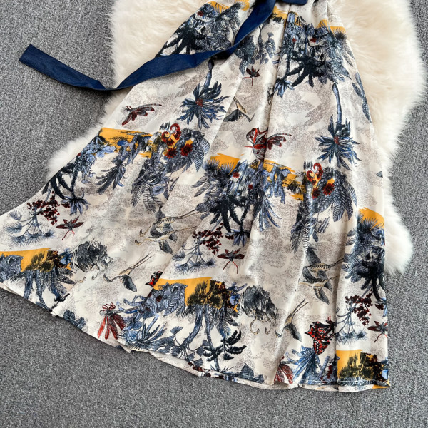 Lillemustri ja lühikeste varrukatega naiste kleit