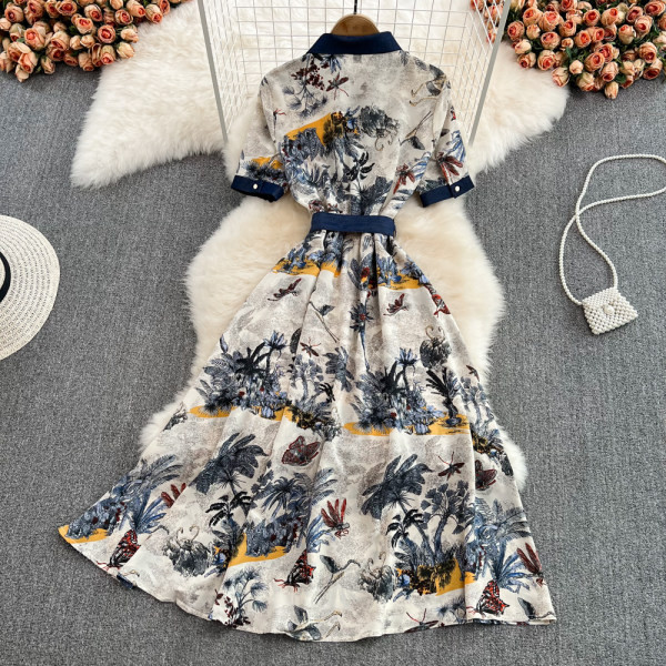 Lillemustri ja lühikeste varrukatega naiste kleit