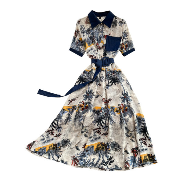 Lillemustri ja lühikeste varrukatega naiste kleit