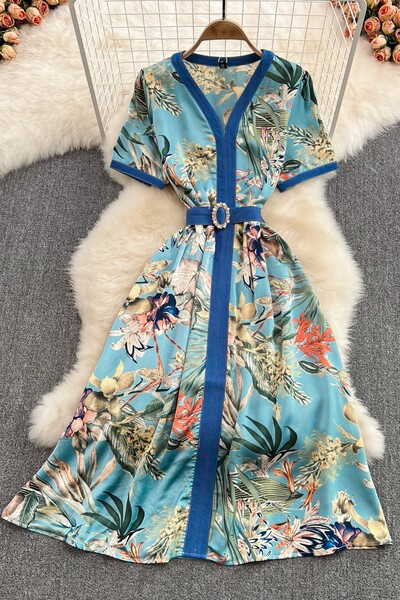 Naiste värviline lühikeste varrukatega kleit