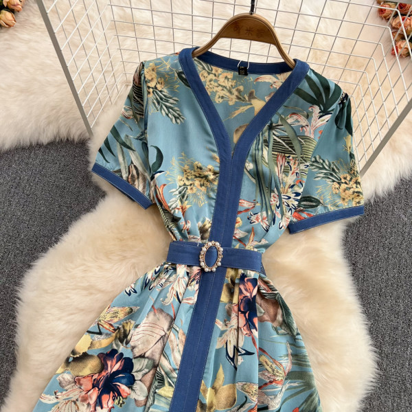 Naiste värviline lühikeste varrukatega kleit