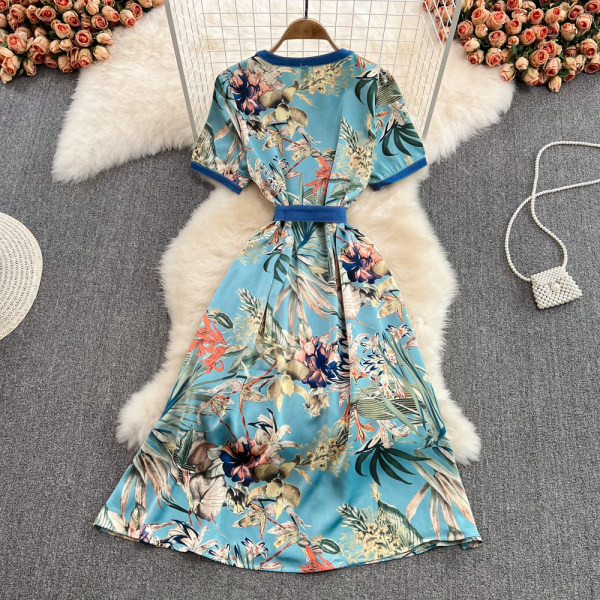 Naiste värviline lühikeste varrukatega kleit