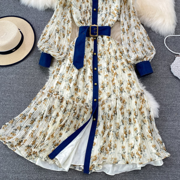 Moodne naiste kleit ovaalse dekoltee ja vööga