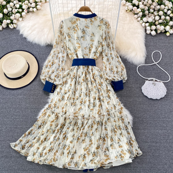 Moodne naiste kleit ovaalse dekoltee ja vööga