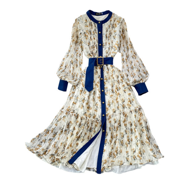 Moodne naiste kleit ovaalse dekoltee ja vööga