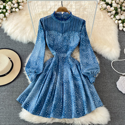 Moderan model ženske haljine od baršuna