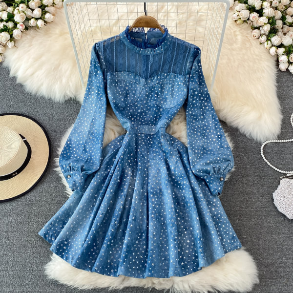 Moderan model ženske haljine od baršuna