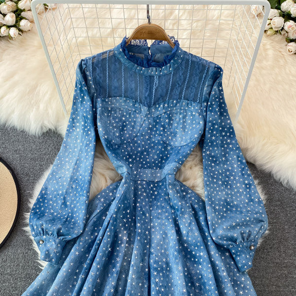 Moderan model ženske haljine od baršuna