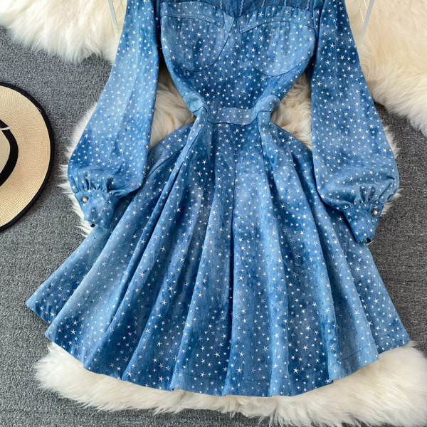 Moderan model ženske haljine od baršuna