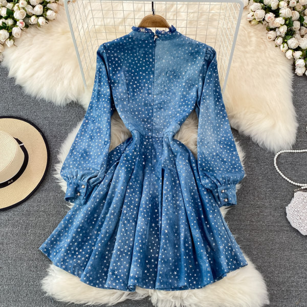 Moderan model ženske haljine od baršuna