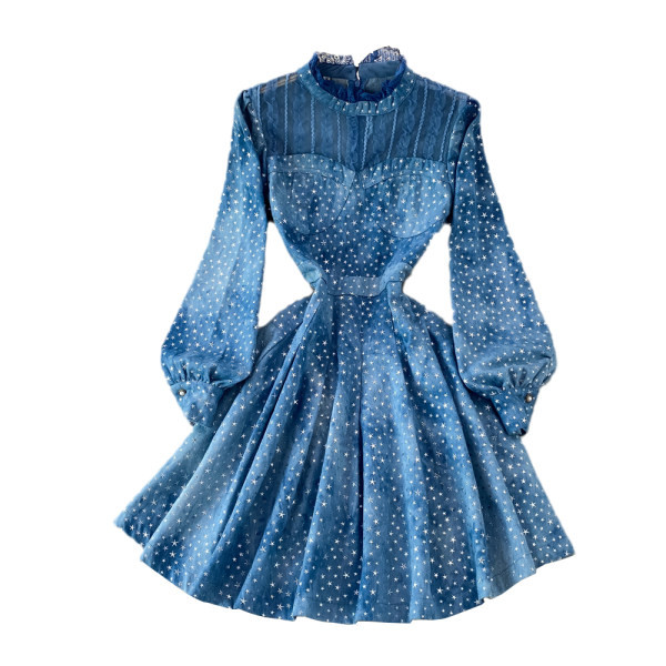 Moderan model ženske haljine od baršuna