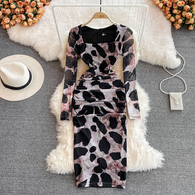 Moodne naiste istuv loomatrükiga kleit