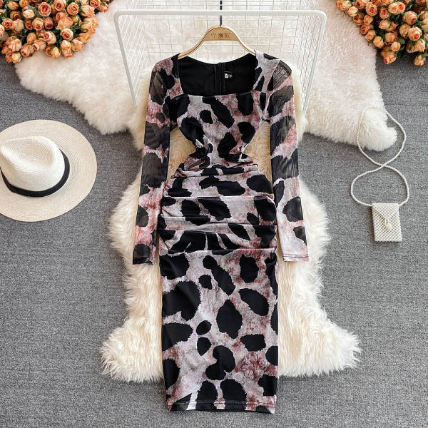 Moodne naiste istuv loomatrükiga kleit