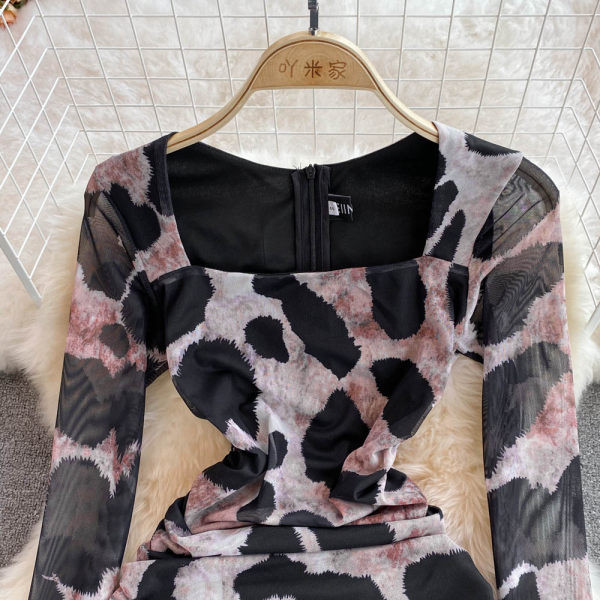 Moodne naiste istuv loomatrükiga kleit