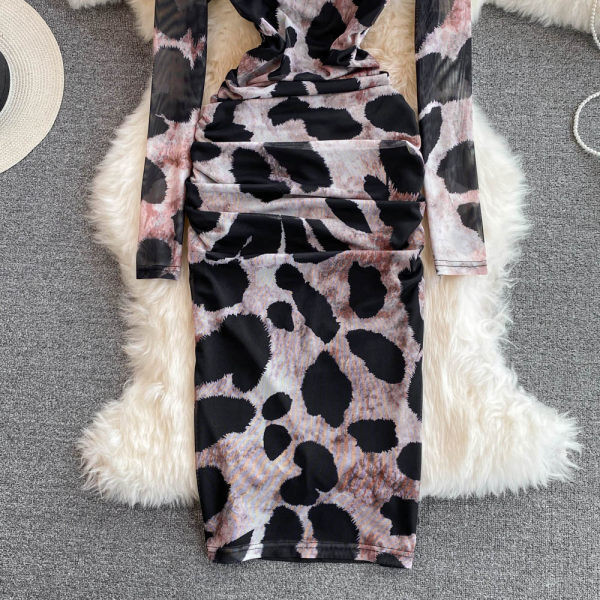 Moodne naiste istuv loomatrükiga kleit