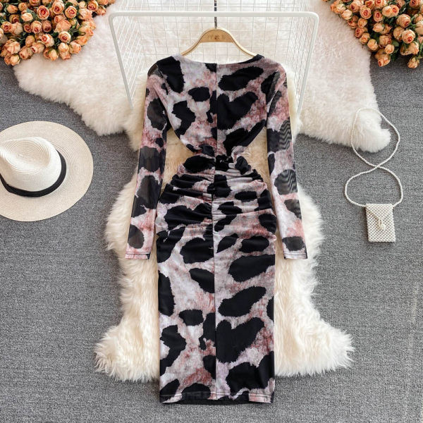 Moodne naiste istuv loomatrükiga kleit