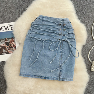 Naiste kõrge vöökoha ja lipsudega teksaseelik