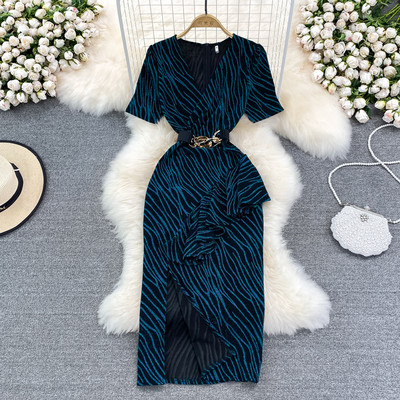 Stiilne spitsikaela ja lühikeste varrukatega kleit