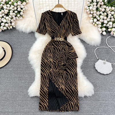 Stiilne spitsikaela ja lühikeste varrukatega kleit